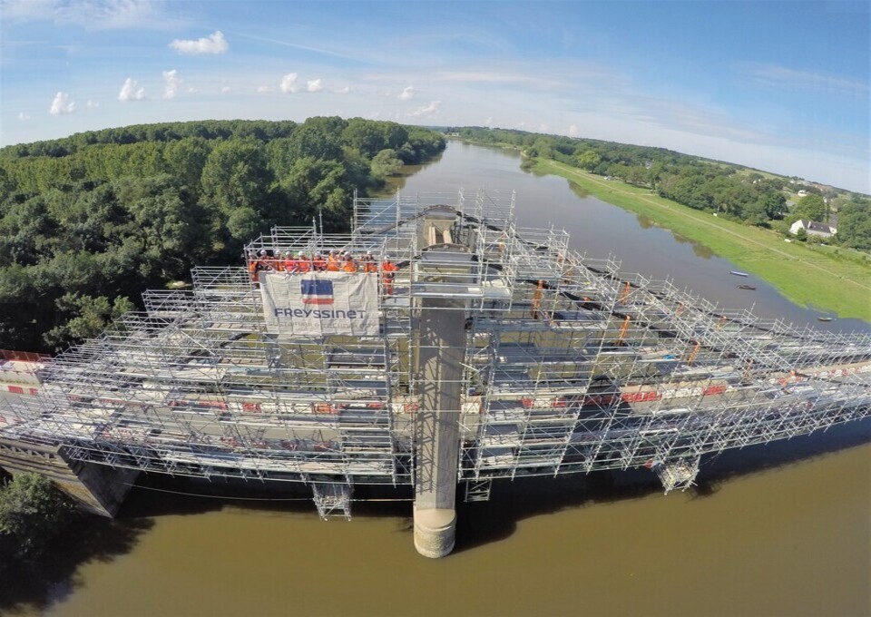 Scaffolding structure of the bouchemaine bridge