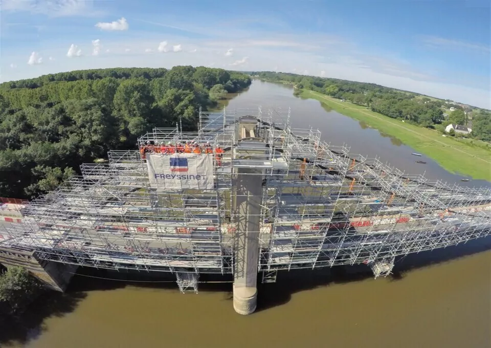 Scaffolding structure of the bouchemaine bridge