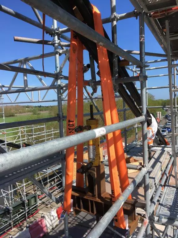 Temporary hangers on the Bouchemaine bridge