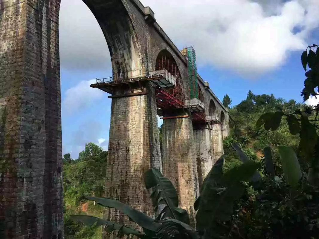 Flying scaffolding to access the viaduct's intrados - Masonry structure strengthening