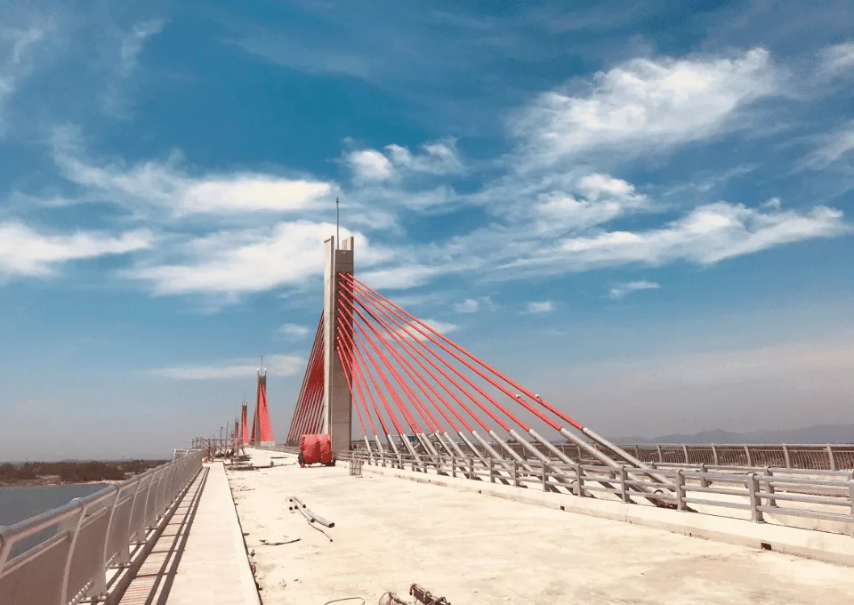 Cua Dai bridge Vietnam under construction - locally-cohesive strand