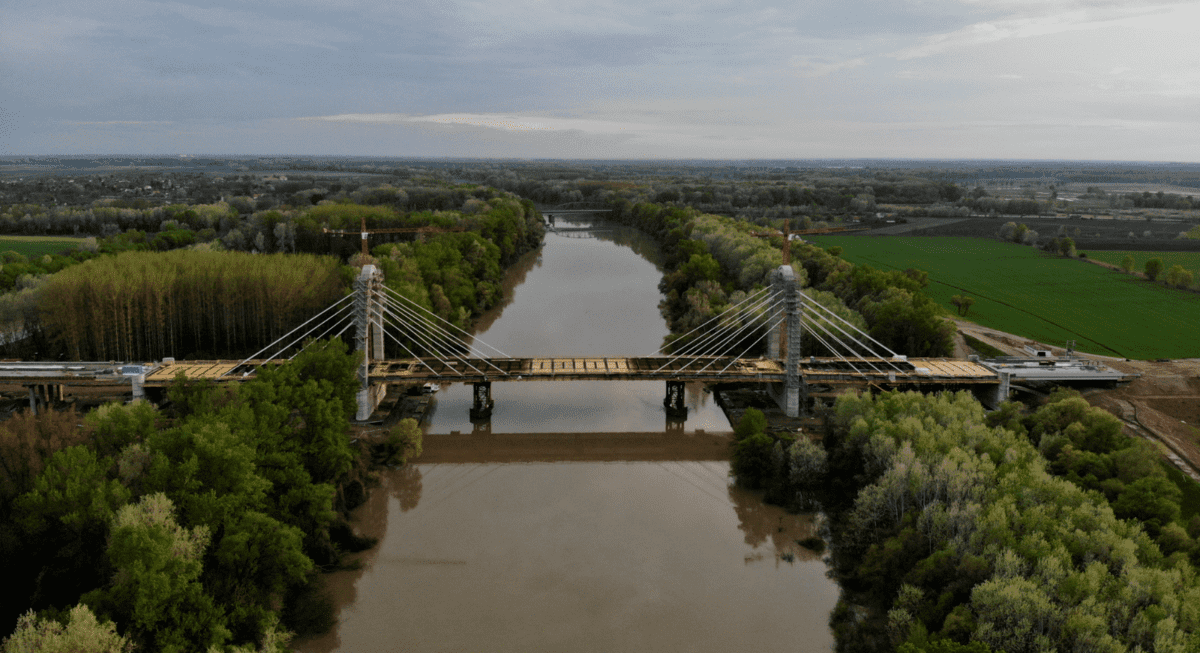 Tisza stay cable bridge-Hungary-Multihole saddle-Locally cohesive strand