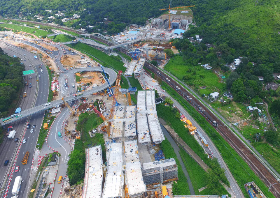 Lian Tang highway erection - Hong Kong - Over rail traffic