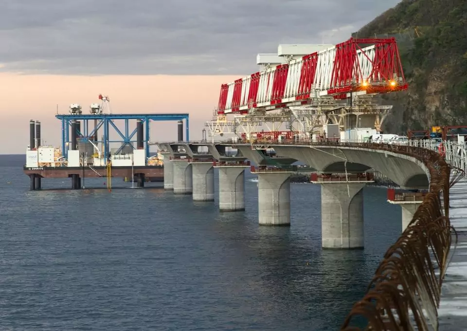Coast highway viaduct in La Réunion - A “mega” prestressing project