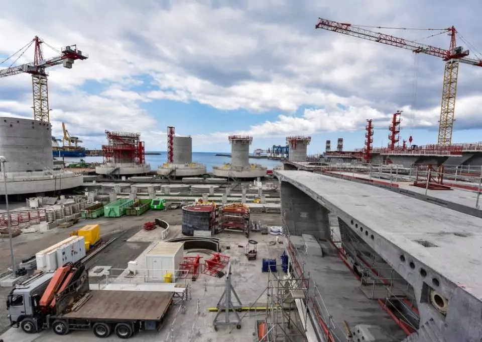 Coast highway viaduct in La Réunion - An offshore viaduct prefabricated on land